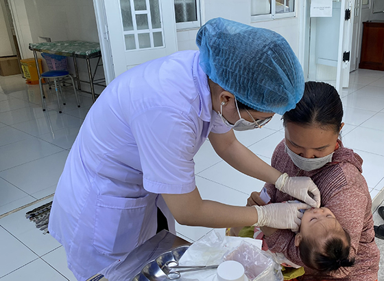 Trẻ được uống vitamin A tại Trạm y tế.