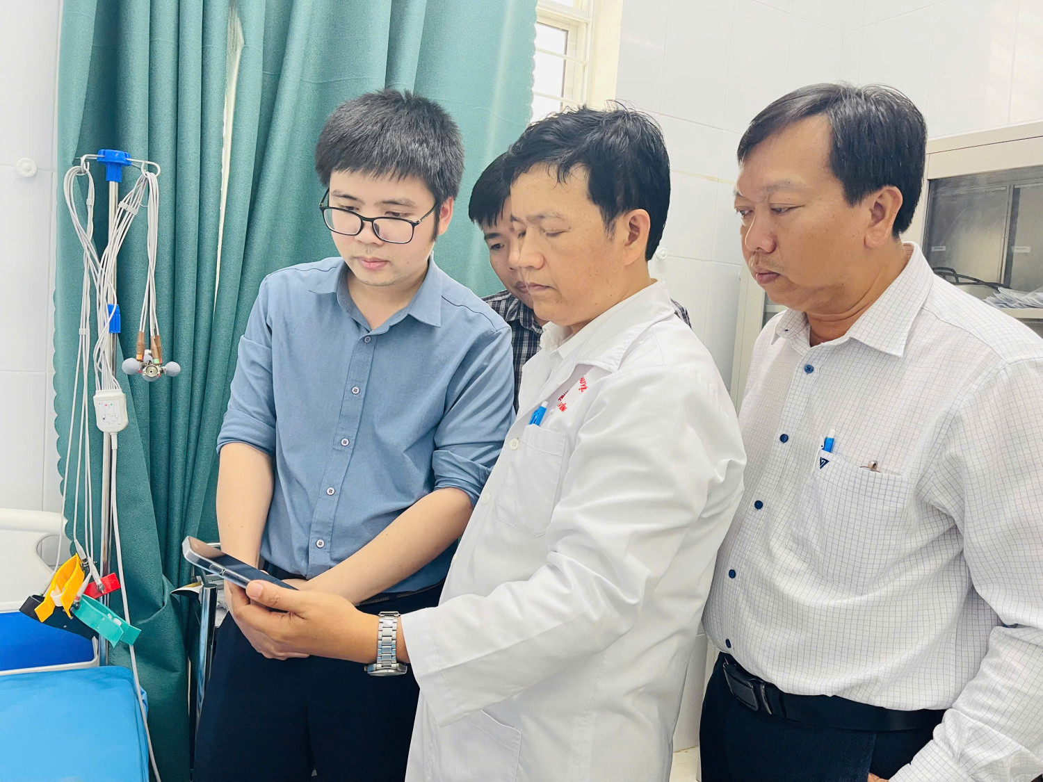 UNG DUNG AI TAM SOAT TIM MACH – 1