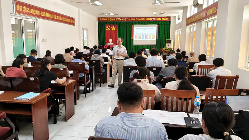 ThS.BS Nguyễn Quốc Thái, Viện Y học nhiệt đới Bạch Mai hướng dẫn tại lớp tập huấn.