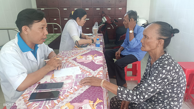 Cán bộ y tế Trung tâm Kiểm soát bệnh tật TP Cần Thơ tư vấn dinh dưỡng, luyện tập cho người dân.